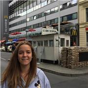 Chica imparte clases a niños, para ayudarlos con los deberes en Sevilla